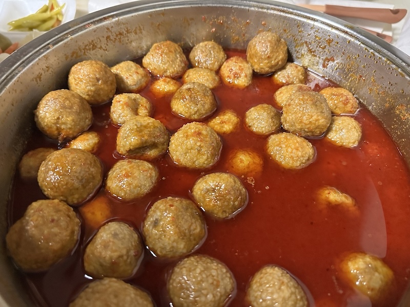Elazığ i&ccedil;li k&ouml;ftesi ve kofik dolması